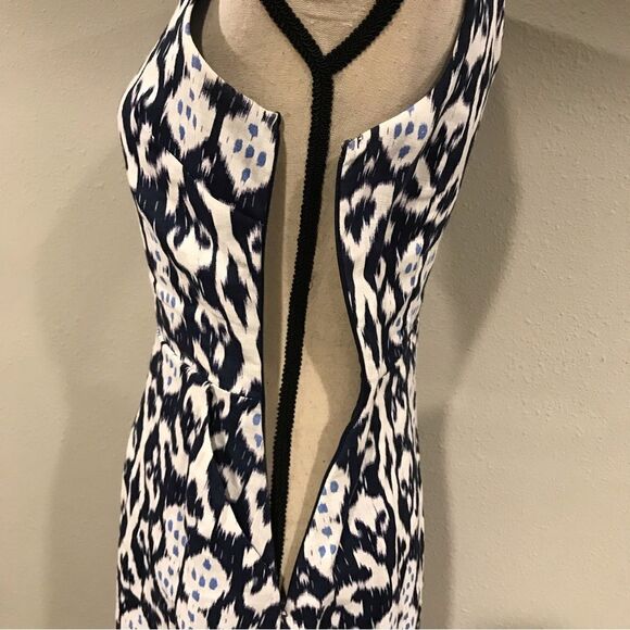 Sleeveless v-neck dress  - Picture 7 of 14